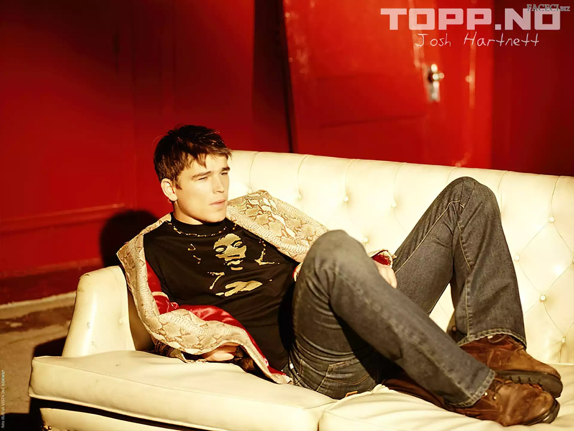kanapa, Josh Hartnett, czerwone ściany